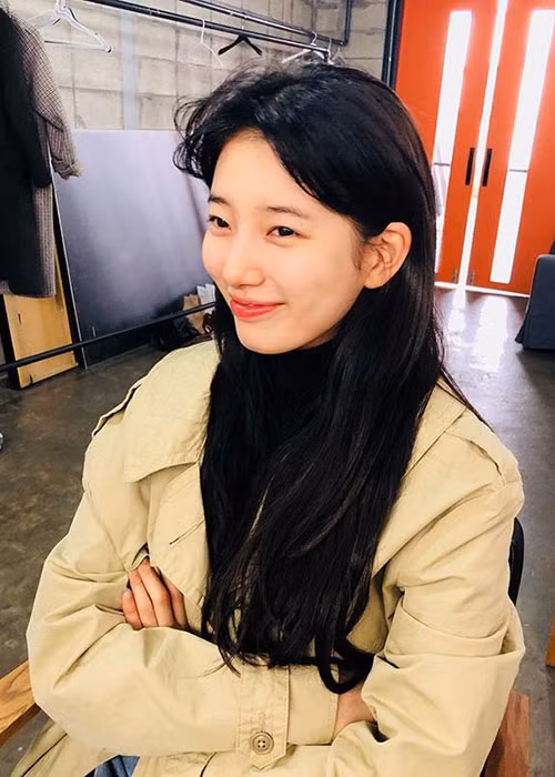 Để có được làn da trắng, mịn, căng bóng, Suzy thường xuyên sử dụng mặt nạ dưỡng da. Ảnh: Instagram