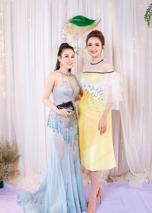 Diễm Hương mượn chiếc váy của NTK Lê Ngọc Lâm để dự một sự kiện trước khi cho người bạn mặc lại và chụp hình.