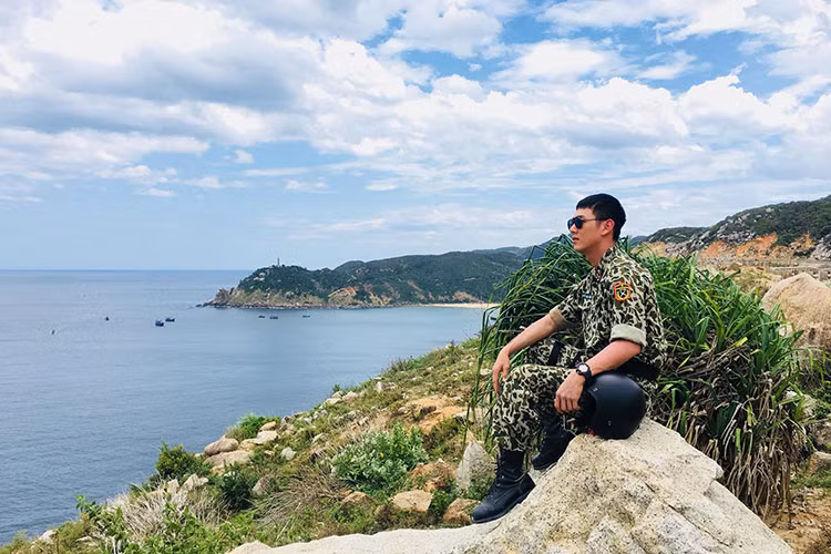 Vẻ điển trai ngời ngời của nam diễn viên phim "Hậu duệ mặt trời" bản Việt trên phim trường.