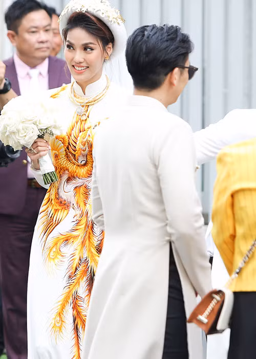 Trước lễ ăn hỏi, người đẹp sinh năm 1992 được bạn trai cầu hôn vào tháng 6 vừa qua. Ảnh: Zing