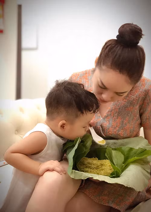 Nữ diễn viên luôn tự tay chăm sóc con mỗi khi có thể. Buổi sáng, cô nấu ăn cho con, đưa con đi học.