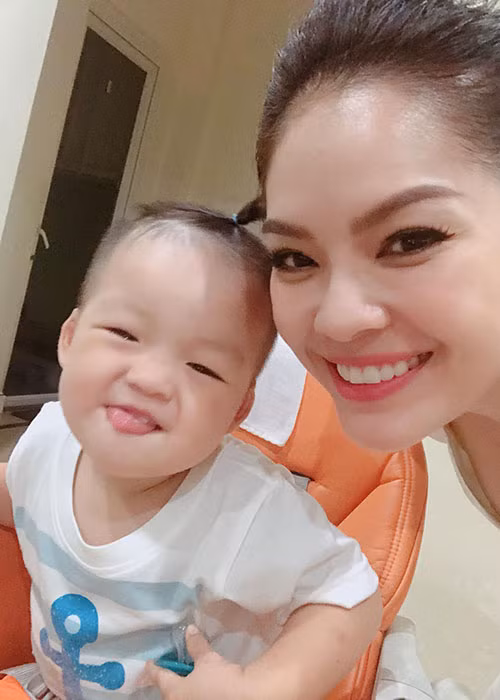Dương Cẩm Lynh chia sẻ trên Zing, làm mẹ đơn thân, cuộc sống của cô áp lực và khó khăn hơn trước. Vì con trai, Dương Cẩm Lynh thay đổi cách sống lẫn cách tiêu tiền.