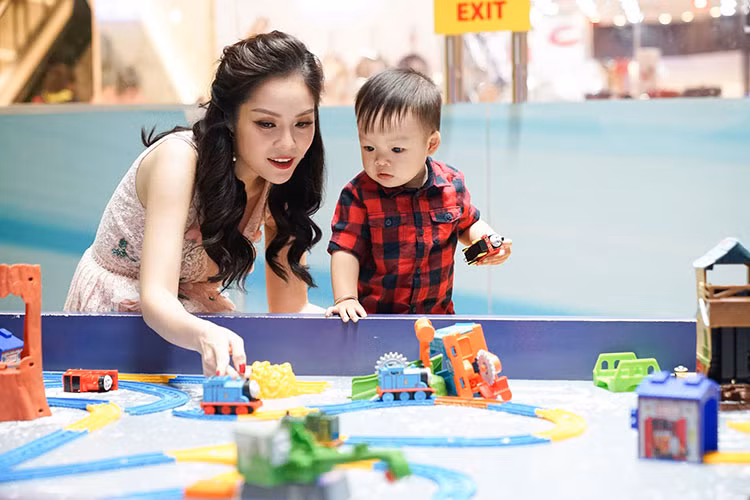 Theo Vietnamnet, chồng cũ của Dương Cẩm Lynh sẽ lo phần học tập của cậu con trai William còn nữ diễn viên sẽ lo phần ăn uống, sinh hoạt của con.