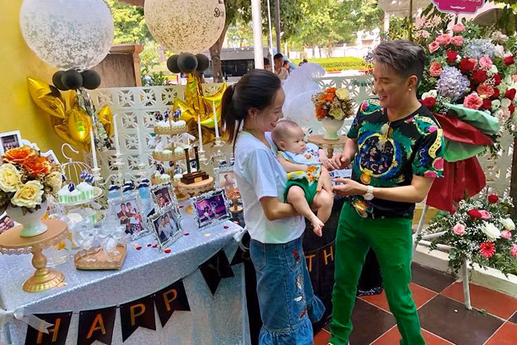 Một fan nữ của Đàm Vĩnh Hưng ở Vinh còn bồng bế con nhỏ đến tổ chức tiệc sinh nhật cho thần tượng.