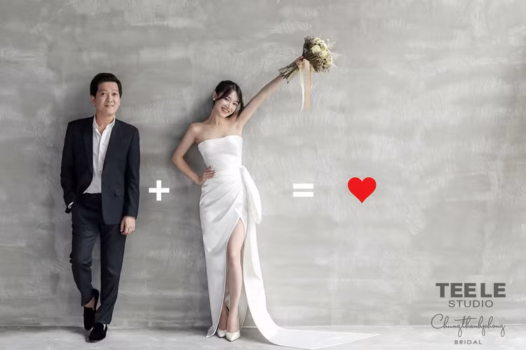 Trong bộ ảnh cưới, Nhã Phương liên tục mỉm cười đầy hạnh phúc, mãn nguyện.