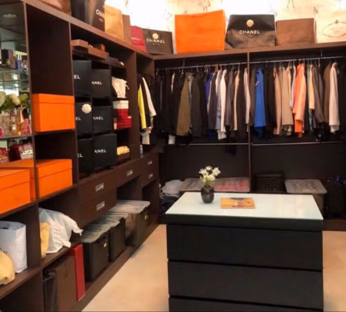 Căn phòng chứa toàn đồ hiệu của Dạ Thảo. Nếu Quyền Linh thường xuề xòa trong ăn mặc, thích đi dép tổ ong thì vợ anh lại rất thích sử dụng sản phẩm của các thương hiệu thời trang nổi tiếng thế giới.