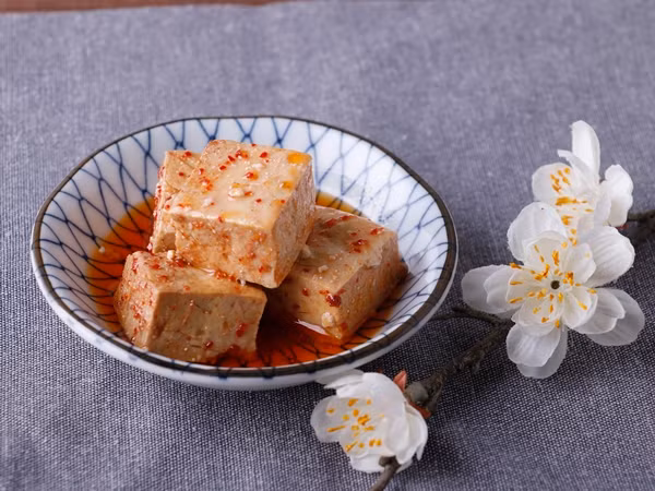 Cô gái trẻ Hiểu Minh, 26 tuổi, ở Hắc Long Giang, Trung Quốc, sau khi tốt nghiệp đại học đã nhận chức nhân viên kinh doanh. Dù thường xuyên phải làm thêm giờ, thức khuya hoàn thành định mức nhưng may mắn thay, mức lương khá ổn định và Hiểu Minh cũng cảm thấy mọi thứ đều xứng đáng.