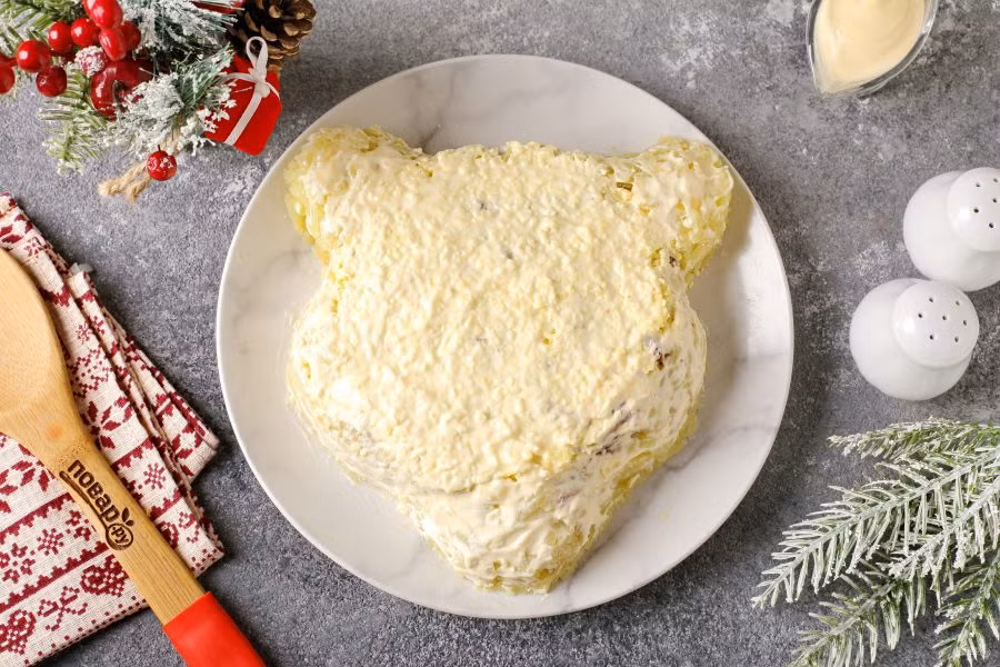 Bước 7: Trộn đều phần còn lại của khoai tây, pho mát cùng với một ít sốt mayonnaise và phết lên hai bên, tạo thành tai và khuôn mặt của con hổ.