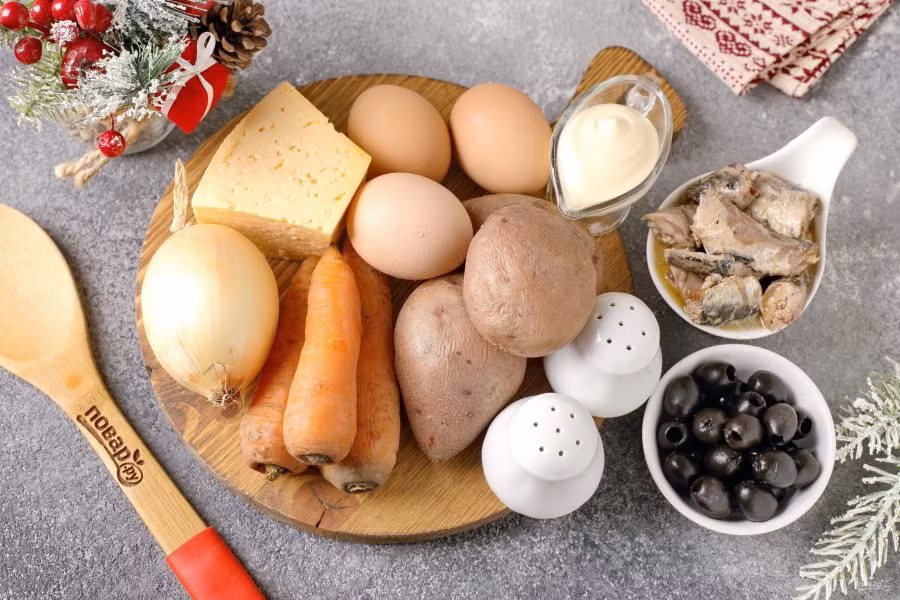 Nguyên liệu để làm món salad hình hổ cần có: - Cá đóng hộp: 1 hộp (cá thu đao, cá hồi, cá ngừ, v.v. tùy khẩu vị); trứng: 3 quả; khoai tây: 3-4 củ; cà rốt: 2 - 3 củ; hành tây: 1 củ, phô mai: 150 gram; quả olive: 1 bát nhỏ; mayonnaise: 1 bát nhỏ; muối: Gia giảm theo khẩu vị; tiêu đen xay: Gia giảm theo khẩu vị.