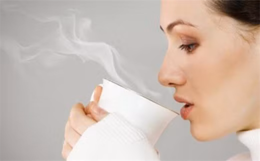 Vậy uống nước buổi sáng sau khi ngủ dậy cần chú ý điều gì? Đầu tiên không uống quá nhiều. Nếu bạn uống quá nhiều nước và tốc độ quá nhanh sẽ nhanh chóng làm loãng máu, đặc biệt đối với những người mắc bệnh tim mạch và mạch máu não, điều này cực nguy hiểm.