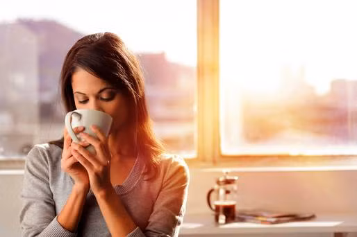 Thậm chí còn có tin đồn rằng uống nước lúc chưa đánh răng sau khi thức dậy tương đương với uống vi khuẩn vào người. Có cơ sở khoa học nào cho nhận định này không? Nếu bạn cũng tò mò, hãy cùng xem vậy chúng ta nên đánh răng trước hay uống nước trước.