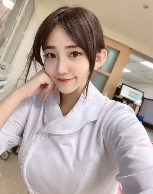 Ngoài thân phận hot girl nổi tiếng mạng, Di Đình còn là một y tá, chính vì vậy, cô nàng được mệnh danh là nữ y tá xinh đẹp nhất Đài Loan.
