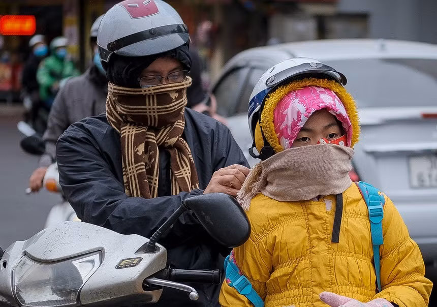 Để giữ ấm phần cơ thể này, hãy thường xuyên sử dụng khăn quàng cổ để giữ ấm vai và cổ, hạn chế mặc các trang phục hở vai, trễ vai, quây, khoét ngực sâu.