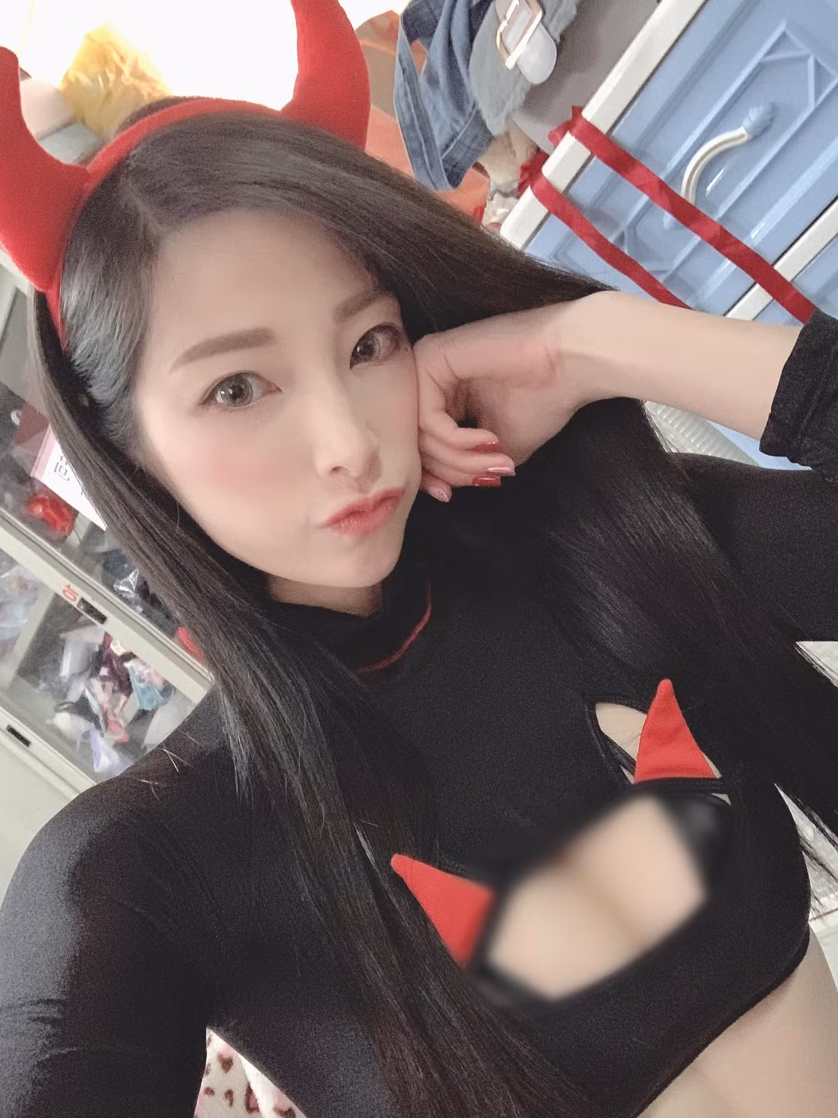 Tại đồn cảnh sát, Giả Đồng Đồng thừa nhận cô nàng tàng trữ và sử dụng ma tuý, khiến người hâm mộ không khỏi bàng hoàng, phẫn nộ.