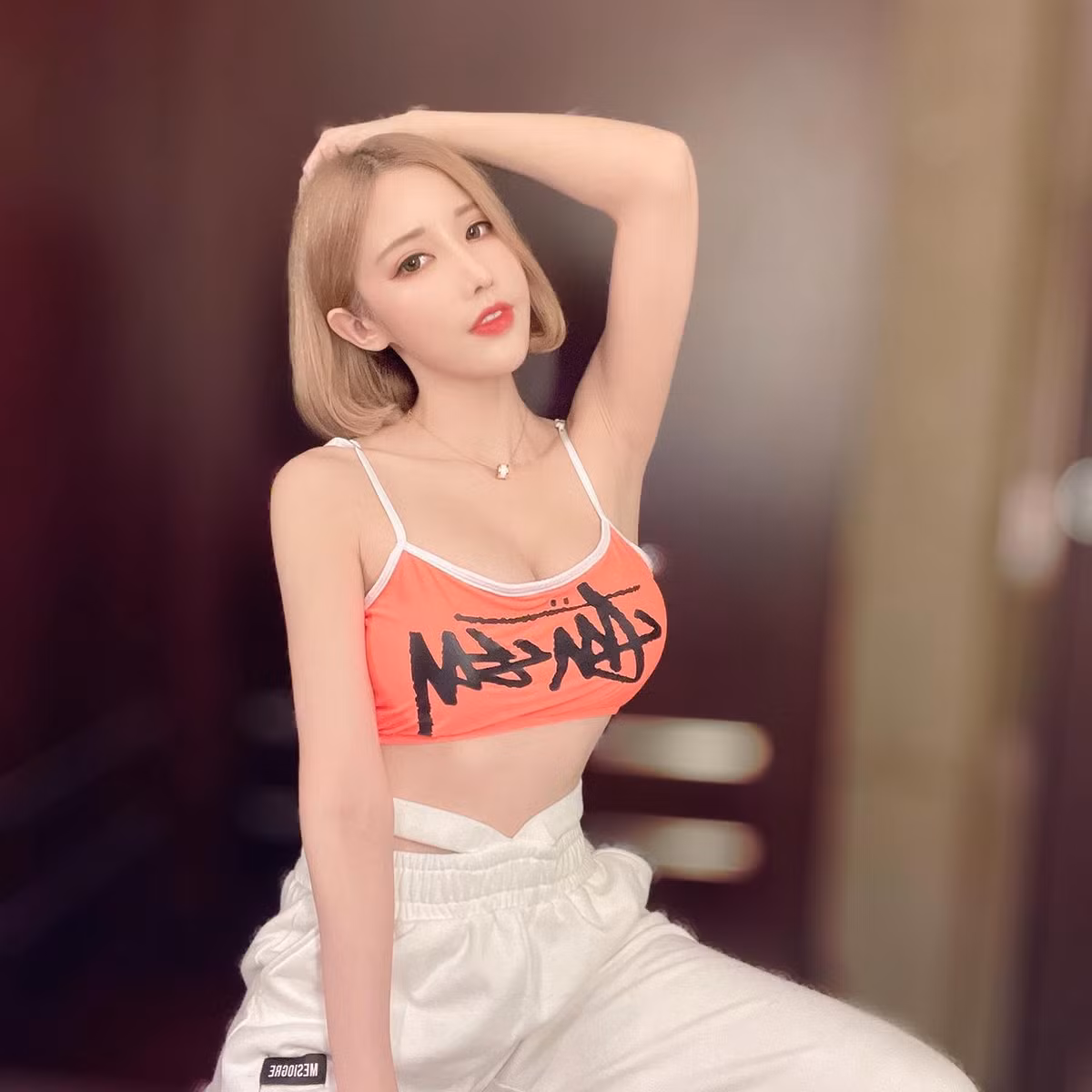  Hot girl gợi cảm đa tài Cyndi, tên thật là Đình Vĩ, xuất thân là một cô nàng hoạt náo viên, thành viên đội cổ vũ bóng rổ. Cyndi được yêu thích nhờ gương mặt ngọt ngào và thân hình bốc lửa.