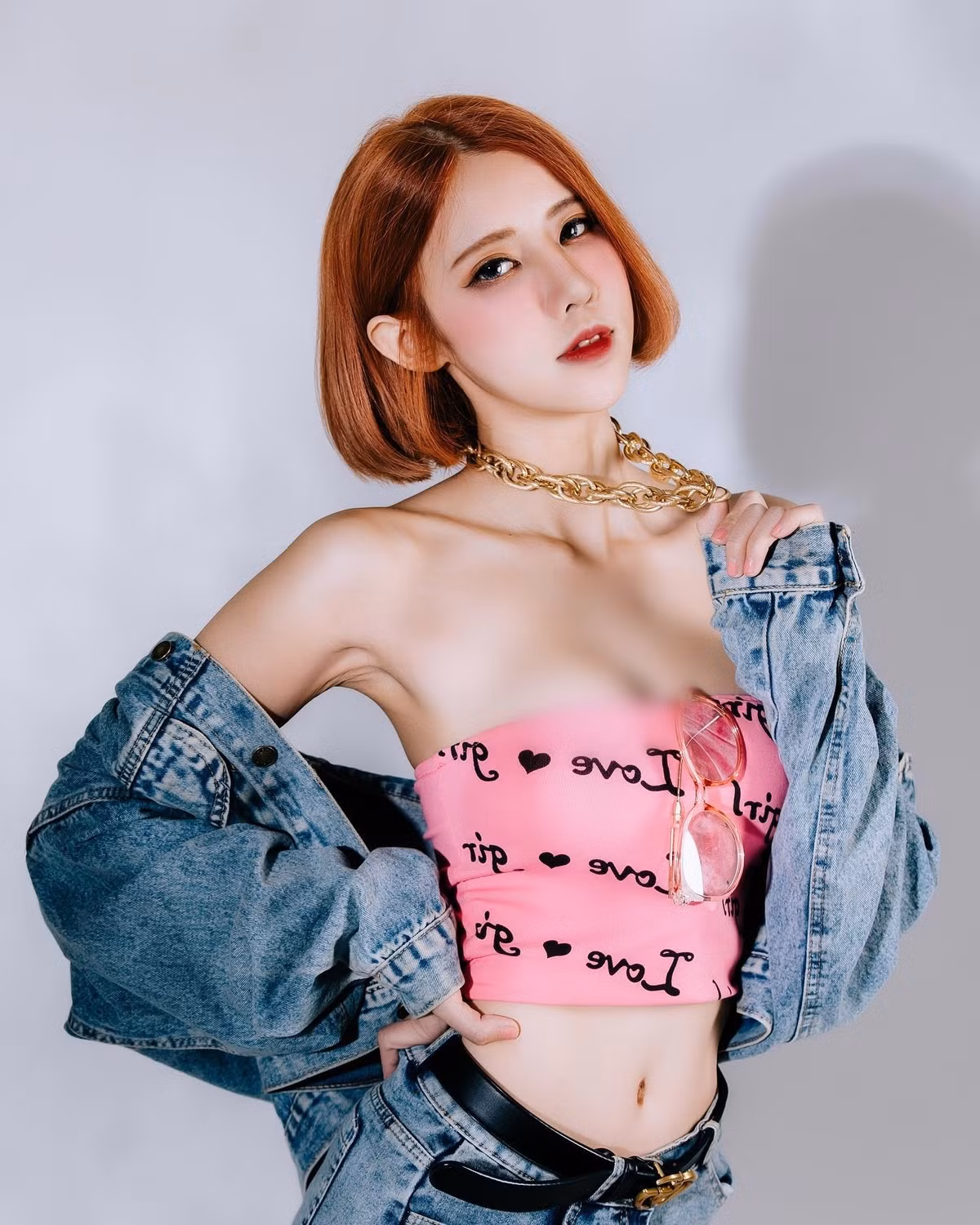 Trong đó, trang phục mà hot girl này ưa thích nhất có lẽ là những chiếc áo quây, áo hai dây.