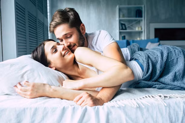 Có thể nói, việc ân ái trong lúc phụ nữ đến kỳ không phù hợp, làm tăng khả năng lây bệnh qua đường tình dục, viêm nhiễm nấm âm đạo và mất vệ sinh. Thêm nữa, việc ân ái trong thời kỳ này vẫn có thể có thai, không phải là phương pháp tránh thai hiệu quả.
