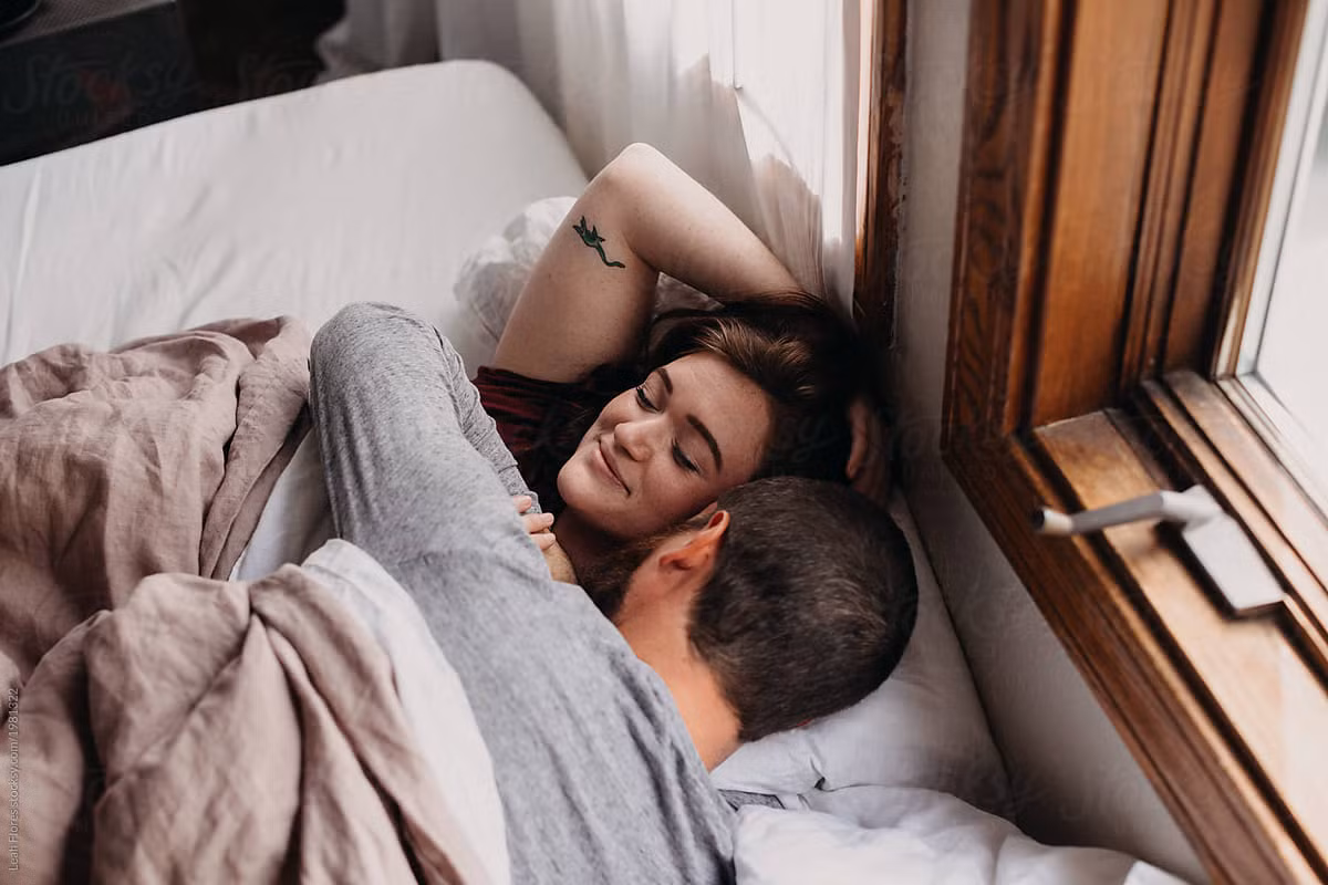 2. Ngay khi vừa chấm dứt kỳ kinh nguyệt: Đây vẫn không phải là thời điểm thích hợp để sinh hoạt vợ chồng. Theo nghiên cứu khoa học, âm đạo nữ giới lúc này xuất hiện nhiều axit, sức đề kháng của cơ thể cũng giảm sút.