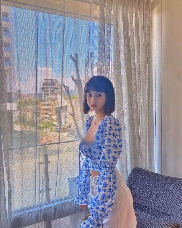 Cô nàng xinh như búp bê trong thiết kế crop-top hoa nổi bật lại khoét ngực sâu, rộng này.