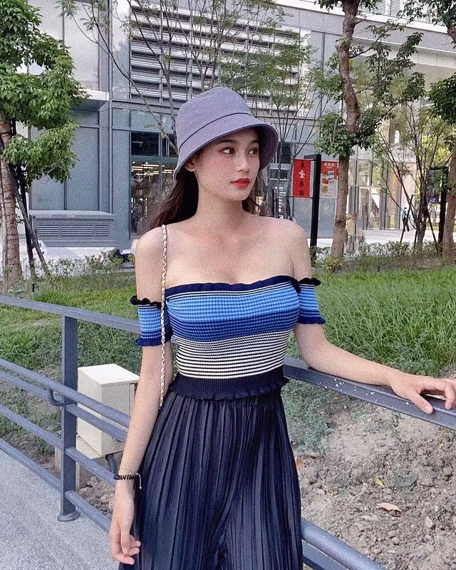 Quả thực, trang phục mà nữ bác sĩ trị liệu chọn có khả năng tạo hiệu ứng thị giác mạnh, khiến người nhìn không khỏi ấn tượng.