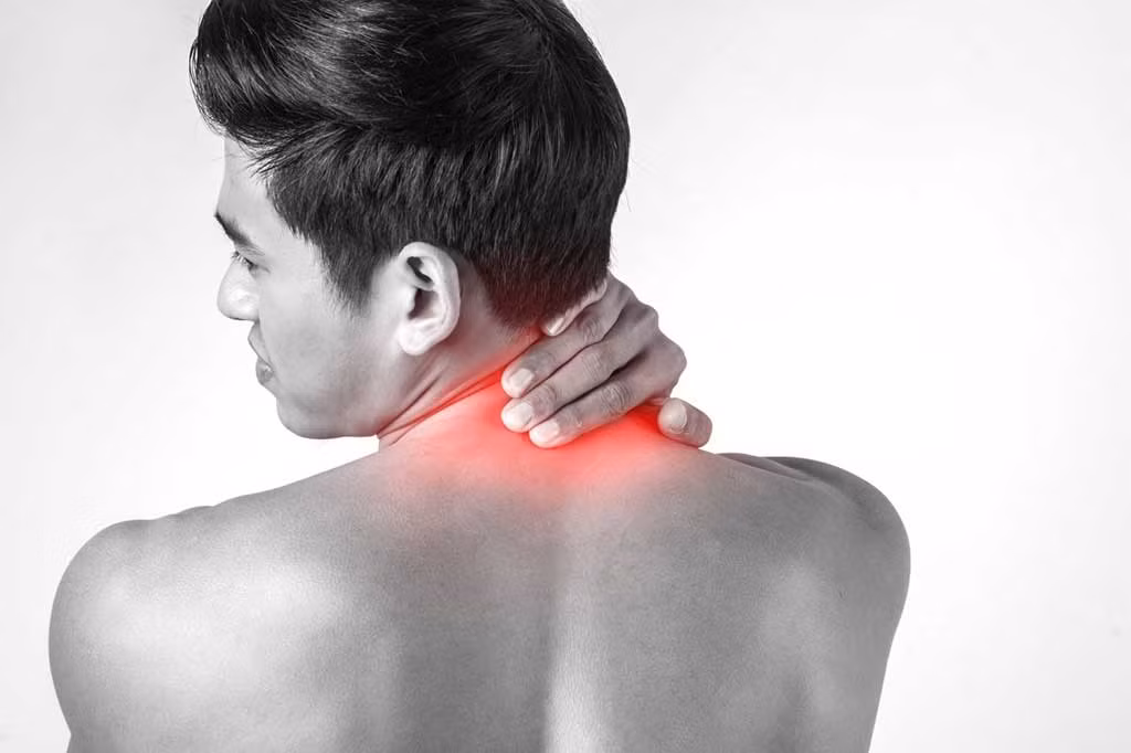 Khi xảy ra hiện tượng đó, anh Lý bôi thuốc cho bớt đau hoặc đi xoa bóp chứ không đến bệnh viện. Nhưng gần đây, những cơn đau vai gáy không thể chịu đựng được, anh Lý đành đi khám, không ngờ khám xong lại nhận được kết quả là ung thư gan giai đoạn cuối.