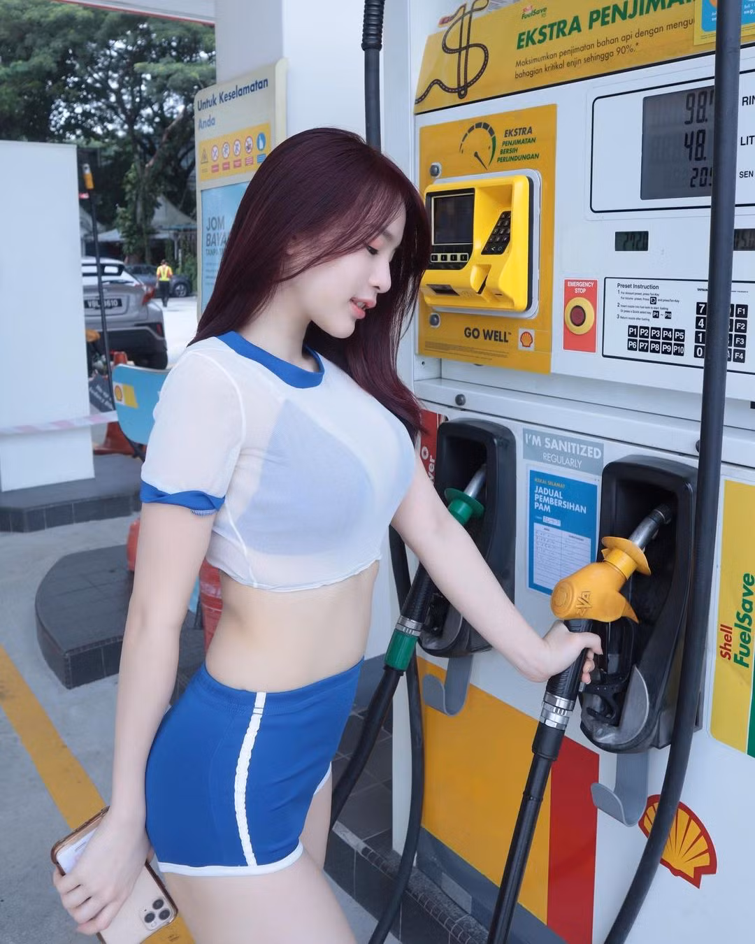 Những bức ảnh cho thấy Valent diện một set đồ thể thao ngắn, mỏng xuyên thấu, bó sát, khoe toàn bộ đường cong của cơ thể.