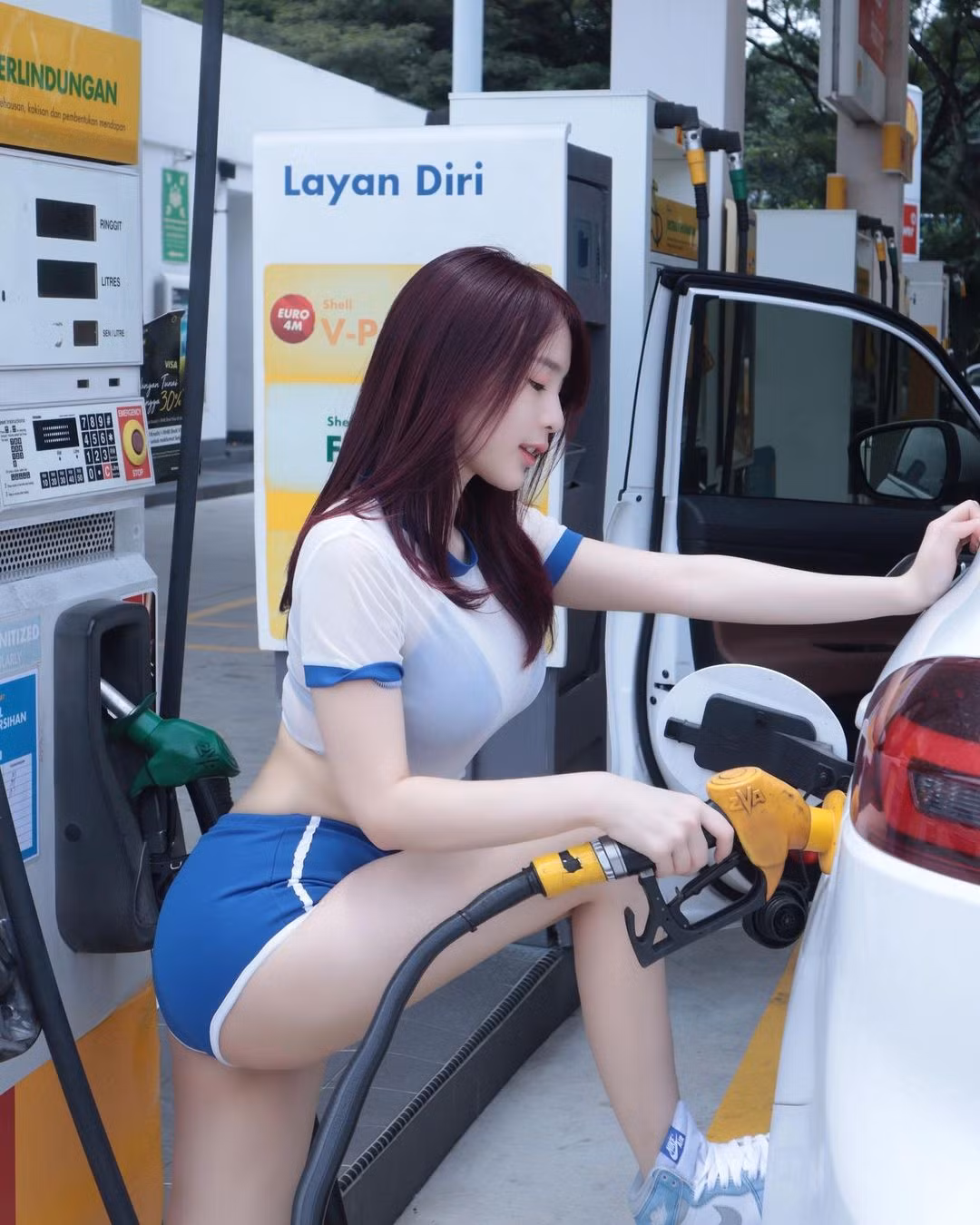 Mới đây Valent đã tung ra hình ảnh người đẹp đi đổ xăng khiến người hâm mộ "chảy máu mũi" vì quá nóng bỏng.