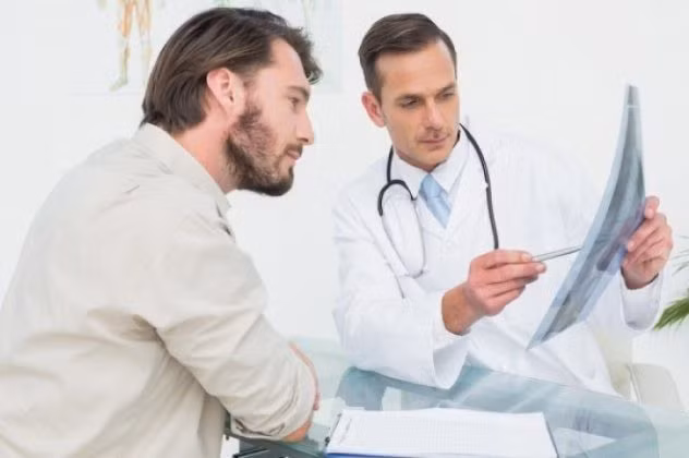 3. Có dị vật trong niệu đạo, đặt ống dẫn nước tiểu hoặc dùng đồ chơi người lớn không đúng cách: Đây cũng có thể là nguyên nhân làm tổn thương tuyến tiền liệt hoặc niệu đạo và gây chảy máu khi xuất tinh. Nếu có tiền sử hoặc hành vi tương tự, phải thật chú ý.