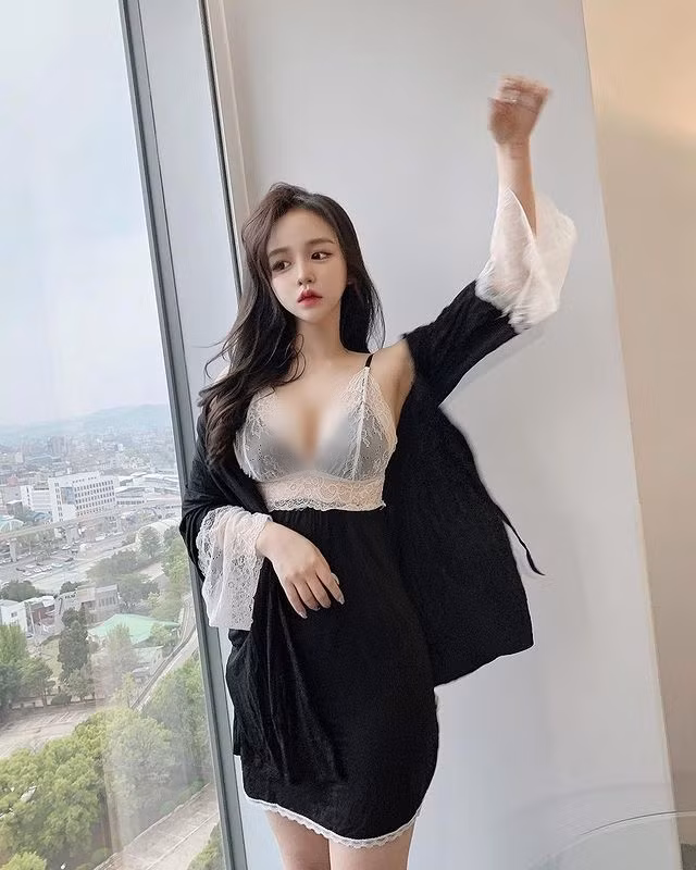 Ngay cả trong bộ đồ ngủ, Seo Hyun-joo cũng xinh đẹp chẳng khác nào nàng thơ, quả xứng danh nàng búp bê gợi cảm Hàn Quốc.