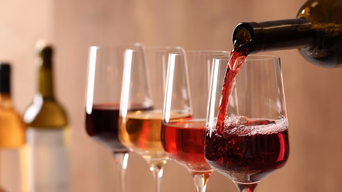 Đối với những người thích nhậu nhẹt thì khả năng mắc bệnh gan do rượu là rất cao, đối với những bệnh nhân gan nếu thường xuyên uống rượu thì lượng bia rượu vào cơ thể sẽ làm cho lượng transaminase tăng cấp tính, lâu ngày sẽ hình thành hiện tượng gan xơ cứng.