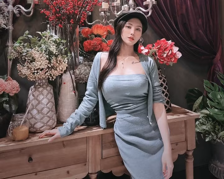 Như Ý từng theo học nghệ thuật biểu diễn, từng là đội trưởng câu lạc bộ nhảy ở trường, có nhiều kinh nghiệm biểu diễn vũ đạo. Cô nàng cũng tham gia các khóa đào tạo diễn viên.