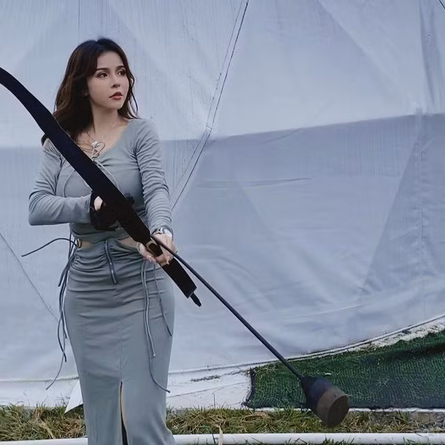Trần Hương Lăng có đam mê bắn cung, mới đây cô nàng tung ảnh cầm cung tên vô cùng điệu nghệ, khiến dân mạng thích thú.