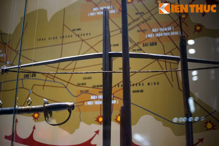 Các vũ khi thô sơ như nỏ, ná, cây độc được sử dụng tại các chiến khu năm 1945.