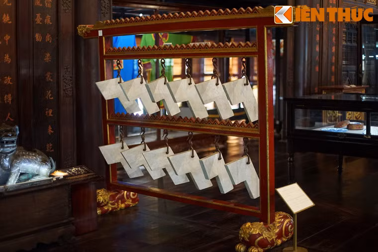 Tất cả 12 chiếc chuông và chiếc khánh được treo trên một giá đỡ bằng gỗ quý sơn son thếp vàng, chia thành hai hàng trên và dưới, mỗi hàng có 6 ôlắp móc treo.
