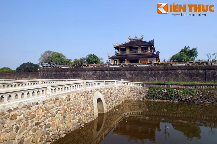 Tiền thân của lầu là một ngôi đình mang tên Tứ Thông, dựng vào năm 1804 đời vua Gia Long, được dùng làm điếm canh của cấm quân ứng trực, bảo vệ Hoàng thành. Ngôi đình này bị triệt giải đời vua Đồng Khánh vì xuống cấp.