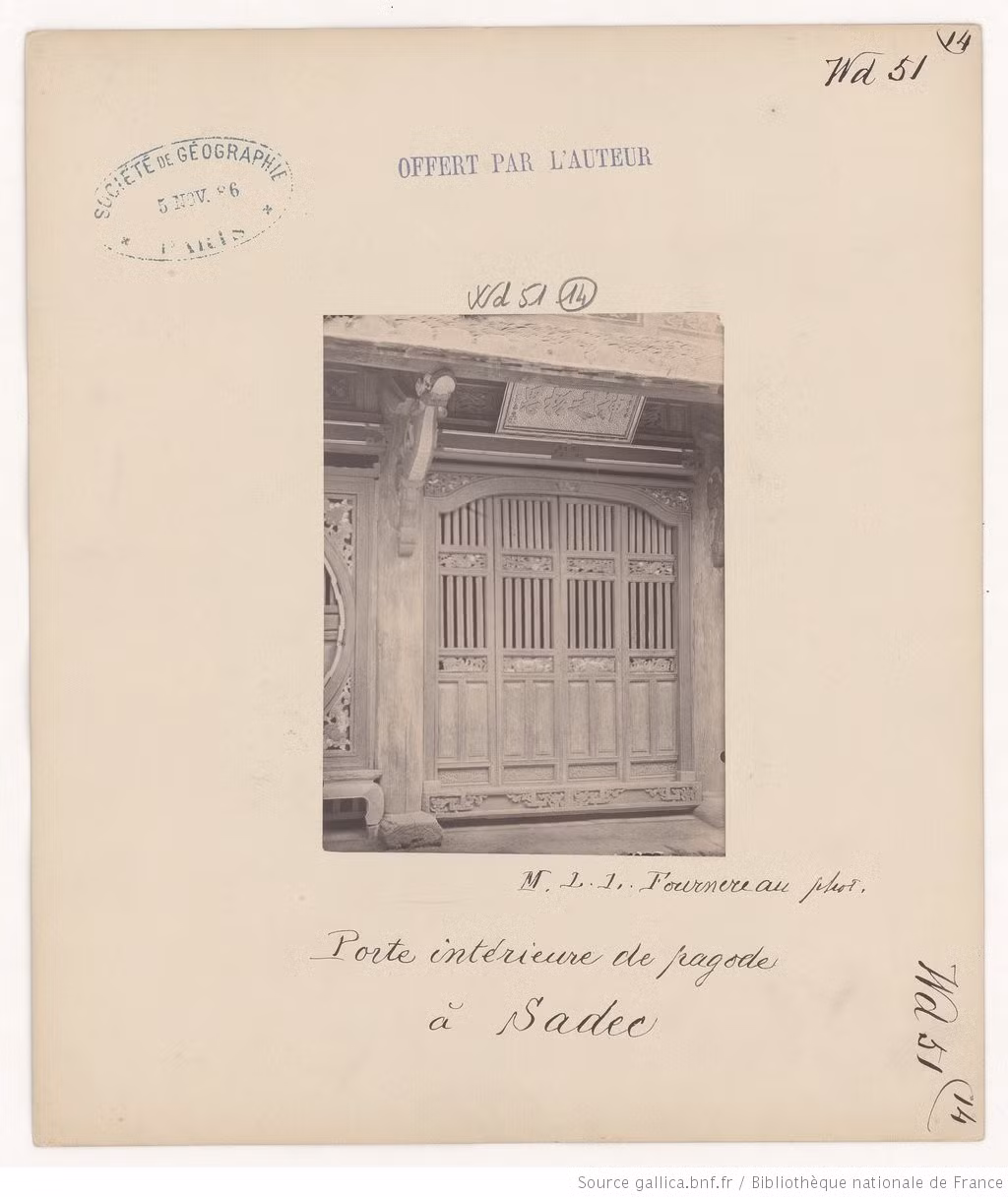 Bộ cửa gỗ của một ngôi chùa ở Sa Đéc. Ảnh: Gallica.bnf.fr.