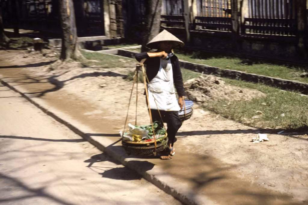 Người phụ nữ bán hàng rong trên vỉa hè đại lộ Độc Lập. Ảnh: Ron Holder.