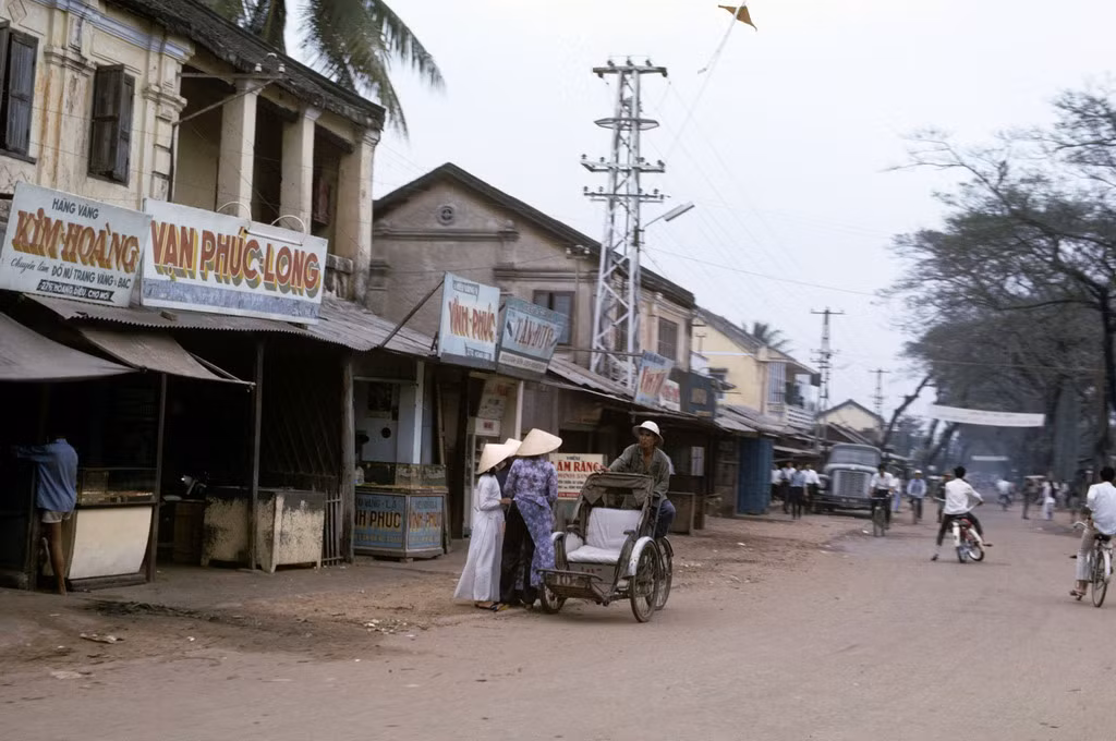 Trên đường Hoàng Diệu. Ảnh: Ron Holder.