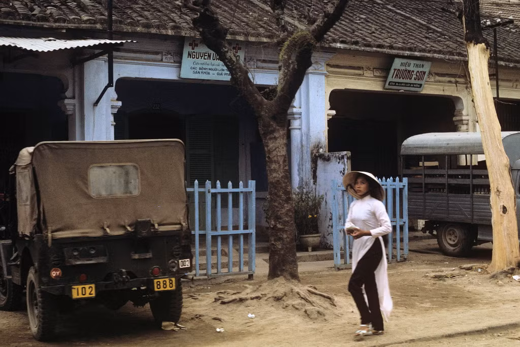 Một phòng khám cạnh một cửa hàng bán than trên đại lộ Độc Lập. Ảnh: Ron Holder.