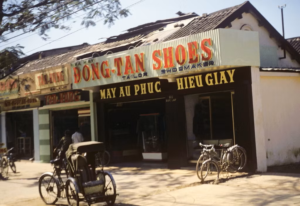 Các cửa hiệu trên đại lộ Độc Lập. Ảnh: Ron Holder.