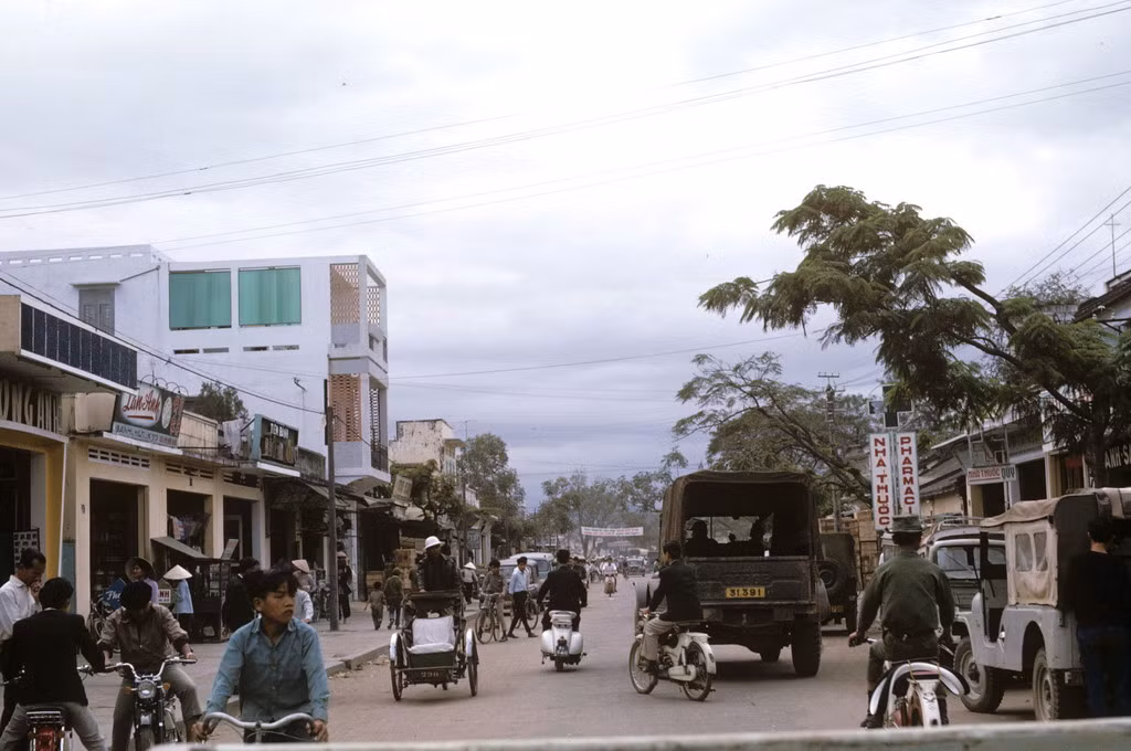 Đường Khải Định (nay là đường Ông Ích Khiêm) giờ cao điểm. Ảnh: Ron Holder.