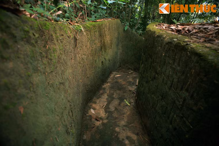 Toàn bộ vùng đồi được bao bọc bởi một hệ thống giao thông hào, có tác dụng phòng thủ và tạo đường thoát hiểm cho lực lượng ta trong trường hợp biệt kích địch xâm nhập.