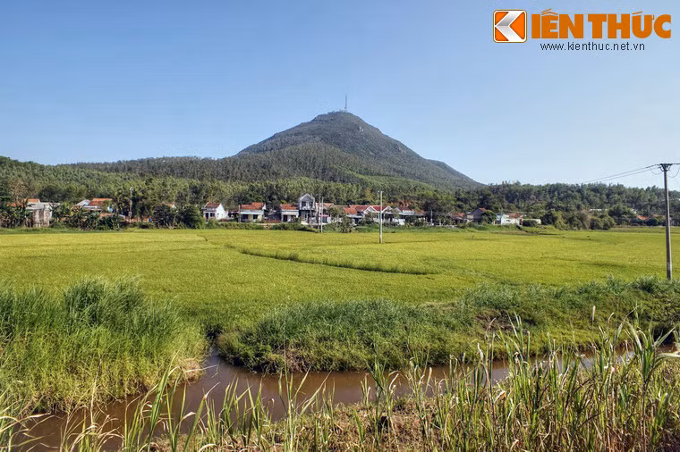Theo các nhà khoa học, đây là ngọn núi trẻ, căn cứ theo cấu tạo địa chất so với toàn vùng thì không có liên hệ gì với dãy Trường Sơn.
