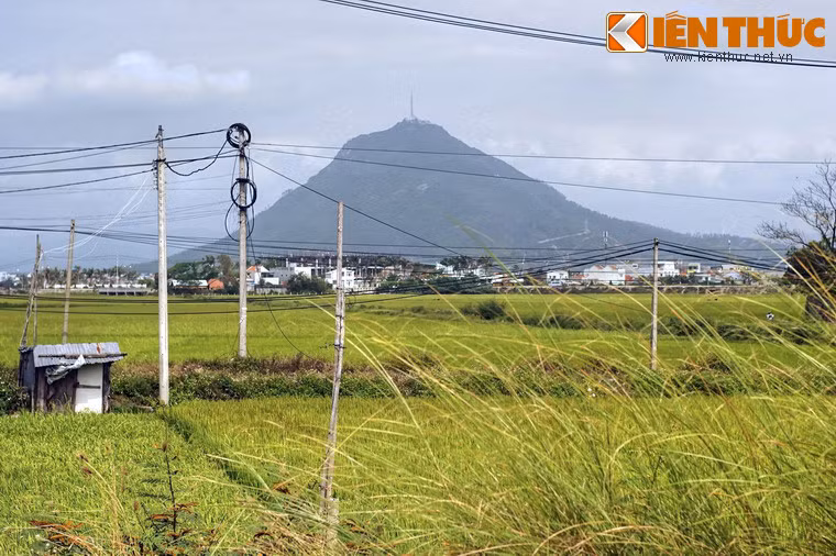 Quan sát từ các hướng khác nhau, dáng vẻ cân đối của ngọn núi không thay đổi nhiều.