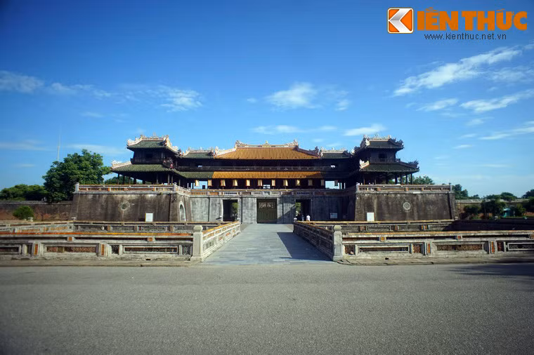 Để tạo ra yếu tố phong thủy tốt, các nhà quy hoạch thời Nguyễn không chỉ xem hướng, địa thế các công trình mà còn chú trọng cả cách bố trí nội thất, tử tổng thể cho đến từng bộ phận nhỏ nhất, thể hiện qua số lượng, chiều dài, chiều rộng, chiều cao... của các cấu kiện kiến trúc.