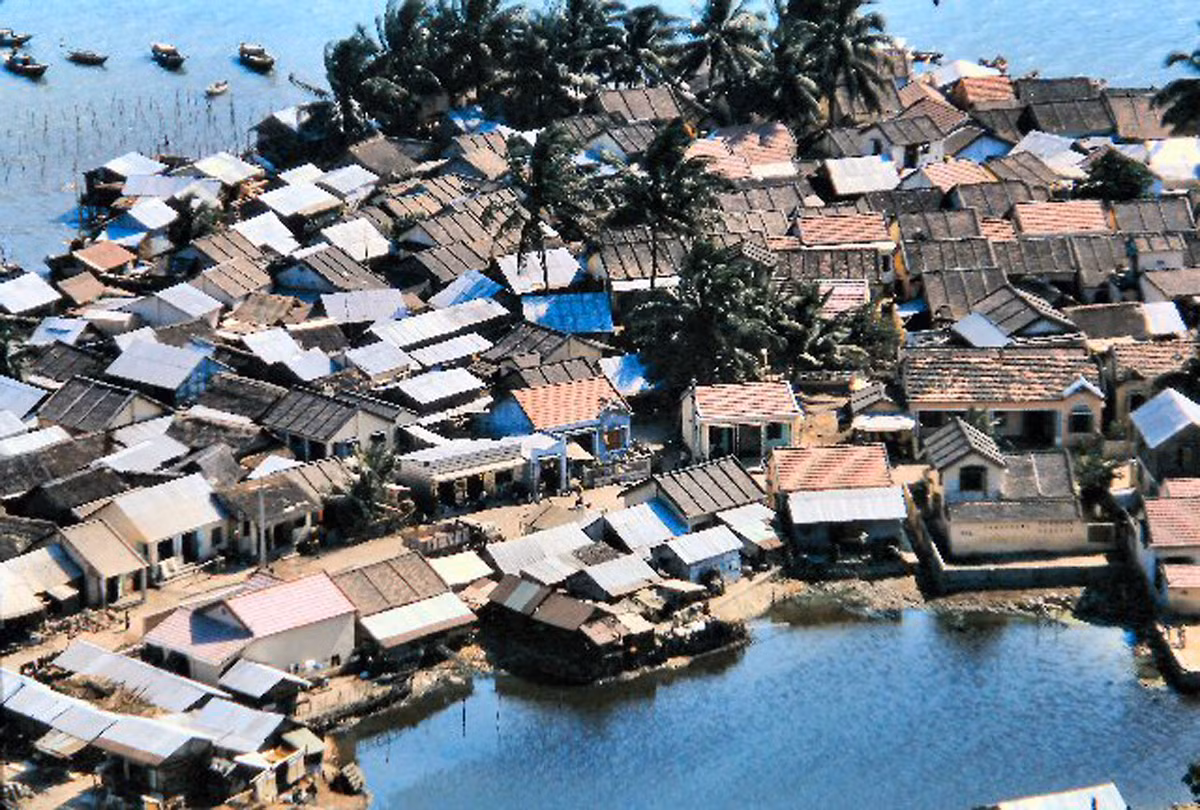 Khung cảnh thơ mộng của làng chài bên bờ biển. Ảnh: 459thsignal.org.