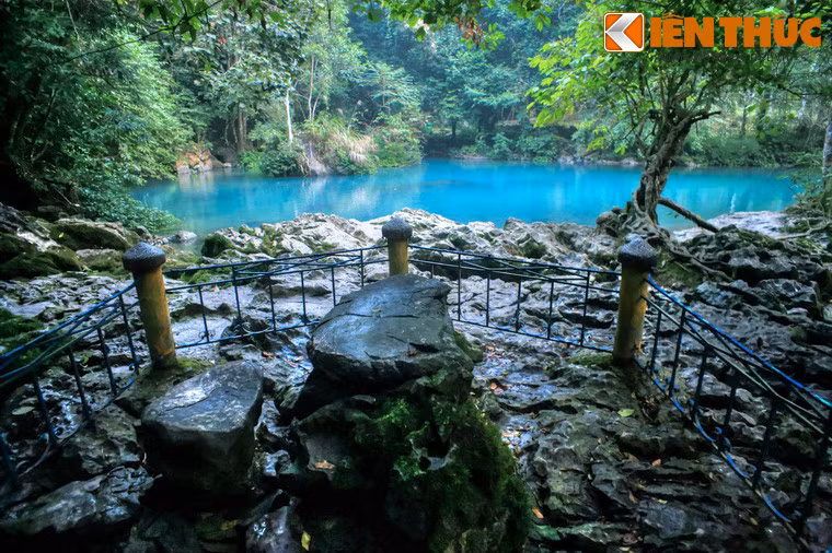 Giai đoạn ở chiến khu Pác Bó cũng là những tháng ngày cuộc sống của Bác Hồ gắn với suối Lê Nin. Ngày ngày, Người làm việc bên chiếc bàn đá đặt cạnh bờ suối. Dòng suối cũng là nguồn nước uống, nước sinh hoạt cho Người và các cán bộ cách mạng ở chiến khu.