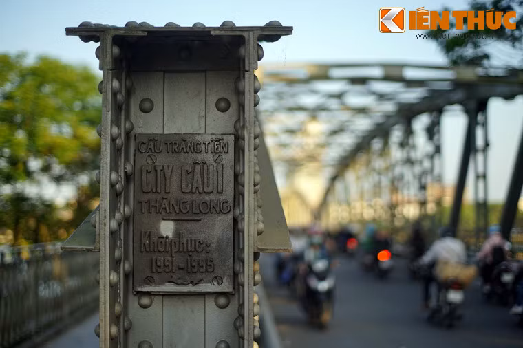 Sau khi đất nước thống nhất, cầu được đổi tên từ cầu Nguyễn Hoàng thành cầu Tràng Tiền. Năm 1991, cầu được Công ty Cầu 1 Thăng Long tiến hành khôi phục. Đến năm 1995 cuộc trùng tu hoàn thành.