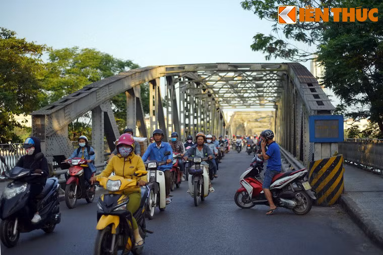Năm 1904, một trận bão lịch sử, thường được dân gian gọi là bão năm Thìn, làm cây cầu bị hư hỏng nặng, hất đổ xuống sông 4 nhịp dầm. Năm 1906, cầu được tu sửa lại, mặt cầu đúc bằng bê tông cốt thép.