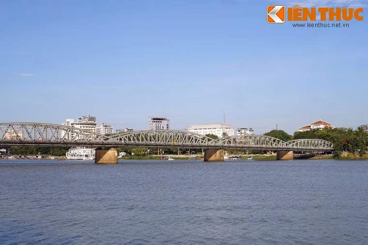 Tiền thân của cầu Trường Tiền là môt cây cầu làm bằng song mây bó chặt, dựng lần đầu vào thời vua Lê Thánh Tông (1460 – 1497), được dân gian gọi là cầu Mây. Sau này cầu được làm lại bằng gỗ, mặt cầu lát ván gỗ lim. Vì cầu có hình cái mống úp còn có tên là cầu Mống.